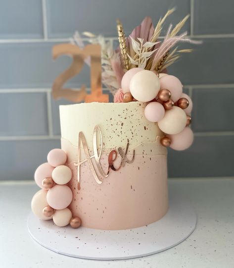 40th Birthday Cake Rose Gold, Sweet 16 Birthday Cakes Rose Gold, Pink Gold And Black Cake, 18th Girls Birthday Cake, Teen Birthday Cake Girl, Cake Ideas For 11 Year Girl, 18th Birthday Cake Girl Ideas, 13th Girl Birthday Cake, 18th Birthday Boy Cake