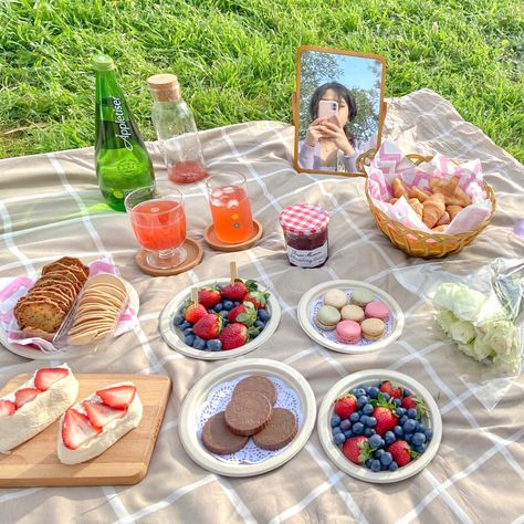 Picnic Korean Food, Picnic Aesthetic Korean, Piknik Aesthetic, Kawaii Picnic Food, Picnic Kpop, Sushi Picnic Aesthetic, Girly Picnic, Sushi Picnic Date Aesthetic, Cottage Core Picnic