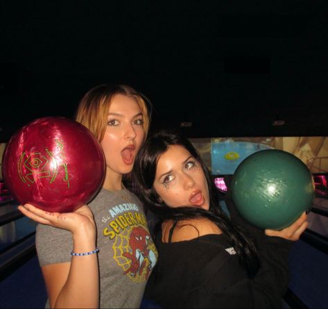 Friend Outings Ideas, Birthday Bowling Outfit, Bowling Poses Picture Ideas, Bowling Photoshoot Picture Ideas, Bowling Picture Ideas, Boliche Aesthetic, Digital Pics With Friends, Bowling Photo Ideas, Bowling Pictures Instagram