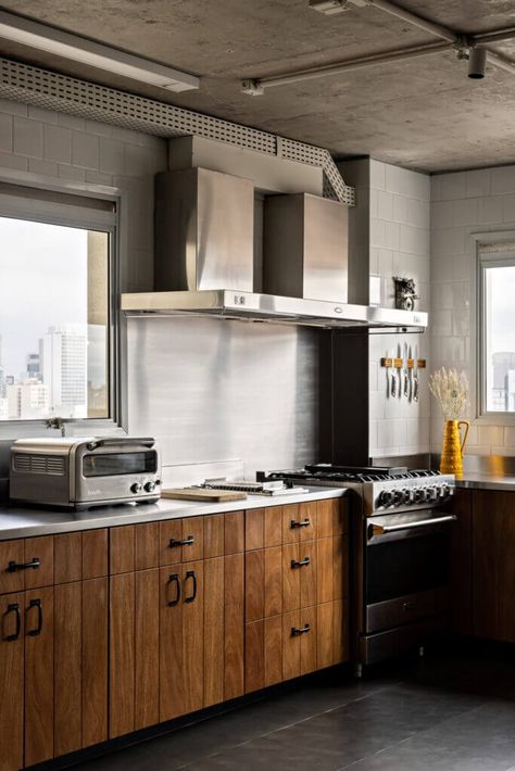 Brutalist in São Paulo Brutalist Kitchen, Comfortable Armchair, Green Sofa, Concrete Structure, Green Tile, Design Industrial, Cabinet Styles, Low Budget, Ceiling Windows