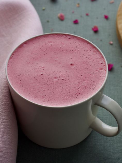 This delightful beetroot latte is made with raw beetroot and sweetened with medjool dates. In just a couple of minutes you can enjoy a warming drink full of nutrients. Beetroot Latte, Warm Drinks Recipes, Refined Sugar Free Recipes, Easy Brunch Recipes, Beetroot Powder, Sunday Recipes, Cashew Milk, Medjool Dates, Easy Brunch