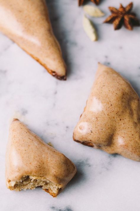 mini chai scones dipped in a maple chai glaze are the perfect treat for any lover of chai tea lattes & are so easy to whip together for a weekend brunch with your girlfriends or to serve to overnight holiday guests with morning coffee. Chai Scones, Chai Glaze, Maple Glaze Recipe, Christmas Scones, Easy Scone, Vanilla Bean Scones, Tea Lattes, Mini Scones, Homemade Chai