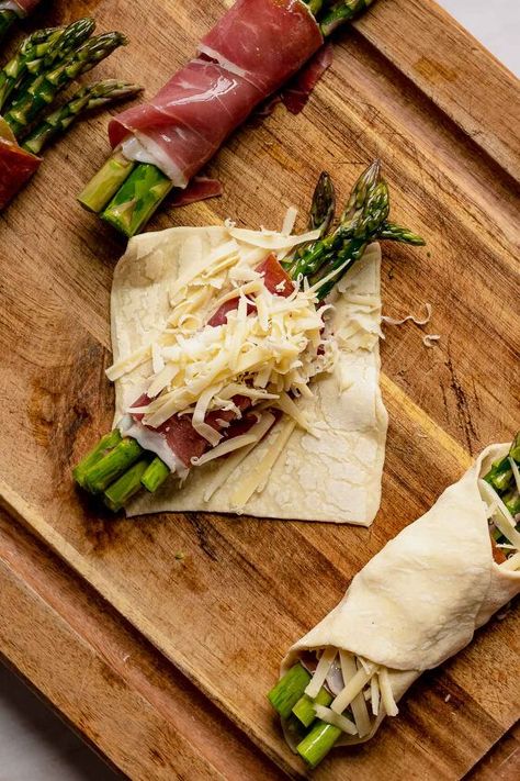 These flavor packed prosciutto asparagus puff pastry bundles are a perfect appetizer or side dish for any occasion. Fresh asparagus spears get wrapped in prosciutto, sprinkled with gruyere cheese, bundled into puff pastry and baked to flaky perfection! This may be one of the easiest (and best tasting) side dishes or appetizers you can make! It pairs a number of flavors and textures and can easily be made ahead, then baked off right before you're ready to serve.The fresh asparagus sta… Asparagus Pastry, Asparagus Puff Pastry Bundles, Puff Pastry Bundles, Asparagus Puff Pastry, Best Asparagus Recipe, Prosciutto Asparagus, Asparagus Wraps, Marinated Pork Tenderloins, Prosciutto Wrapped Asparagus