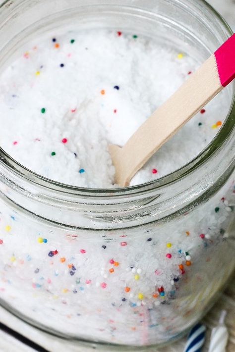 DIY Birthday Cake Bath Salts Tutorial - Relax and celebrate your birthday everyday with these DIY homemade Birthday Cake Bath Salts. This bath soak is also a yummy DIY gift idea. Check out the tutorial! Ooooh! Love this! I think it would make a great gift idea for tweens too! Bath Salts Recipe, Bath Salts Diy, Diy Birthday Cake, Homemade Birthday Cakes, Homemade Birthday, Sugar Scrub Recipe, Sugar Scrub Diy, No Salt Recipes, Diy Scrub