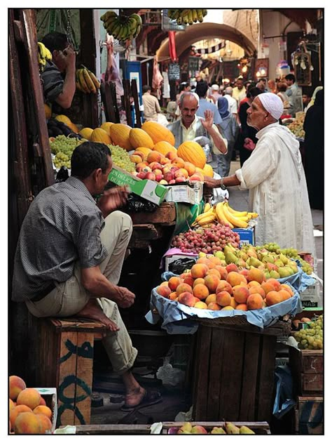 .Fes marché mellah, Morocco Morocco Market, Moroccan Market, Riverside Restaurant, Life In Egypt, Fez Morocco, Life Drawing Reference, Fruit Market, Human Figure Sketches, Watercolor Paintings Nature