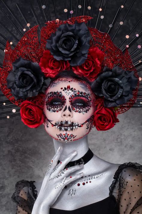 Photo by Julia Pszczółkowska, Iwona Grabowska - Kavyar Mexican Halloween Costume, Catrina Costume, Halloween Makeup Sugar Skull, Mexican Halloween, Sugar Skull Halloween, Sugar Skull Makeup, Amazing Halloween Makeup, Spooky Party, Skull Makeup