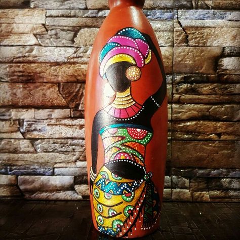 Painting Varli Painting Art On Bottle, Mud Bottle Painting, Varli Painting Art, Painted Glass Bottles, Hand Painted Wine Bottles, Hand Painted Bottles, Bottle Decoration, Painted Clay Pots, African Paintings