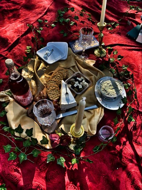 Dark Academia Picnic Witch Picnic Party, Picnic Dark Aesthetic, Gothic Picnic Aesthetic, Witchy Picnic Aesthetic, Spooky Picnic Food, Gothic Picnic Outfit, Goth Picnic Food, Goth Picnic Aesthetic, Dark Picnic Aesthetic