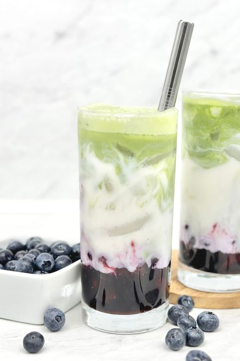 Blueberry Matcha Latte Recipe Blueberry Matcha Latte, Iced Matcha Recipe, Tea Cold Brew, Blueberry Matcha, Matcha Tea Recipes, Mixology Recipes, Tea Latte Recipe, Matcha Latte Recipe, Matcha Milk