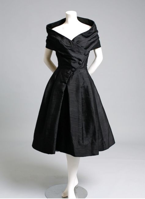 Vintage Christian Dior black gown...so timeless and classy Dior 1950s, Vintage Black Cocktail Dress, Fashion 1950s, Dior Haute Couture, Lucille Ball, فستان سهرة, Dress Cocktail, Black Cocktail, 50s Dresses