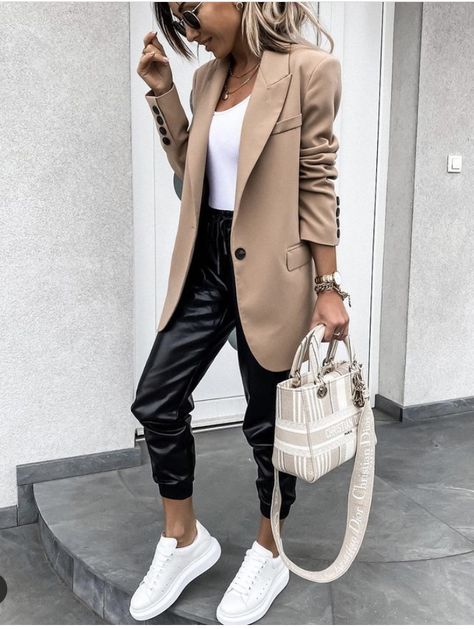 Style For 40 Year Old Women Outfits, Black Joggers Outfit Dressy, Lederhosen Outfit, Looks Adidas, California Winter, Stile Casual Chic, 2024 Style, Work Gear, Leggings Outfit