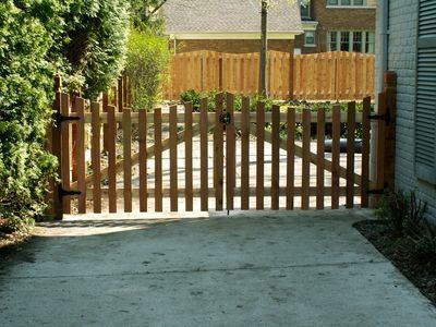 Found on Bing from www.pinterest.com Driveway Gate Diy, Drive Gates, Driveway Fence, Wooden Gates Driveway, Wood Fencing, Vinyl Fencing, Driveway Landscaping, Driveway Gates, Bottle Garden