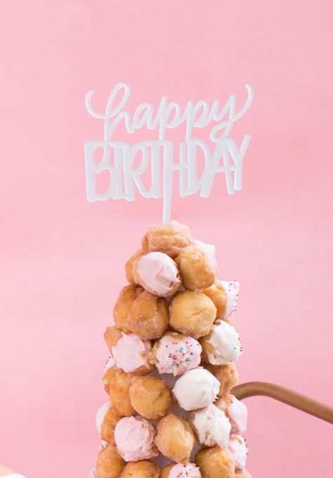 Donut Holes Birthday Cake, Donut Hole Tower Birthday, Donut Hole Tower Diy, Donut Tower Birthday, Diy Donut Tower, Donut Hole Tower, Alternative To Birthday Cake, Donut Tower Cake, Donut Themed Party