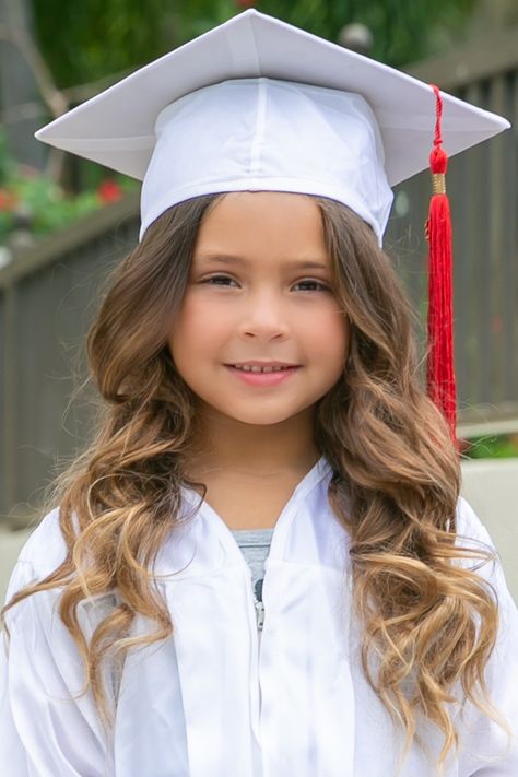 Outdoors in the park for VPK Graduation pictures pictures 📷 Kindergarten Cap And Gown Picture Ideas, Child Graduation Pictures, Preschool Graduation Ideas Pictures, Preschool Graduation Pictures Ideas, Preschool Grad Photo Ideas, Diy Kindergarten Graduation Pictures, Pre K Graduation Pictures Photo Ideas, Vpk Graduation Pictures, Pre K Grad Photoshoot