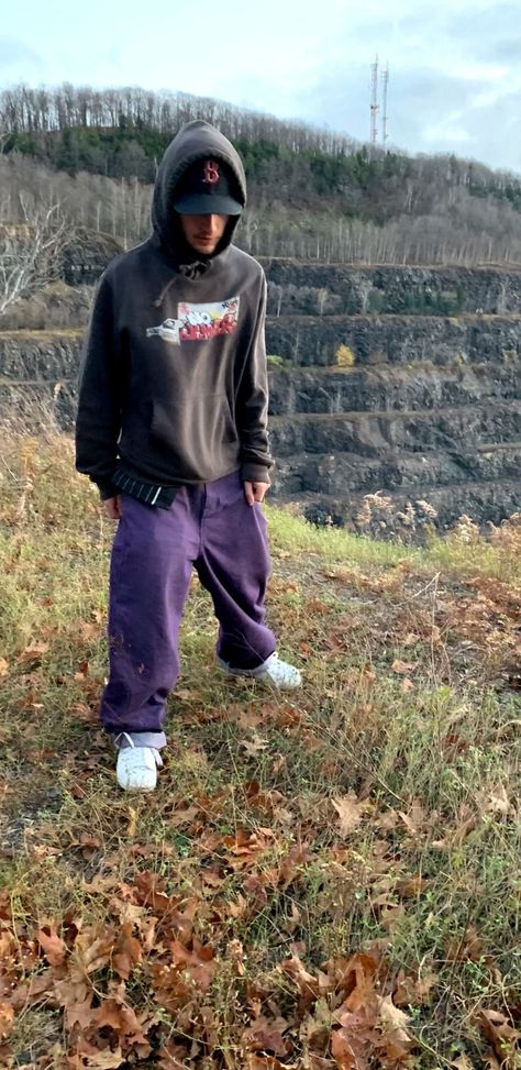 Purple Pants Outfit, Skater Boy Outfits, Baggy Pants Outfit, Skater Boys, Outfits Baggy, Pants Outfit Men, Outfit Streetwear, Purple Pants, Skater Boy