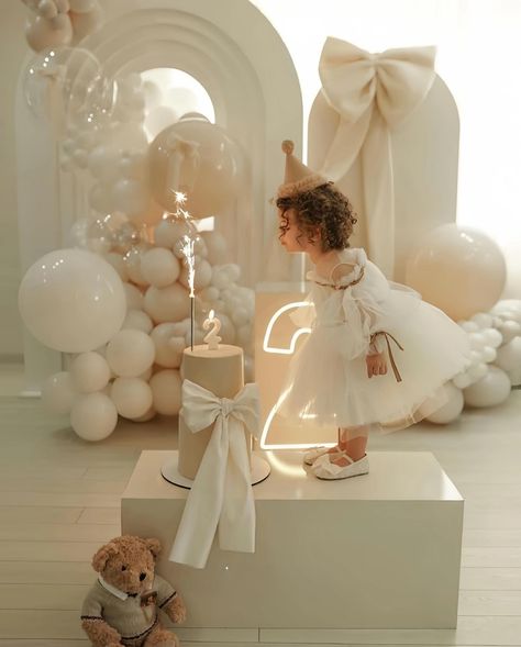 2 year old baby birthday party styling, white simple bow decoration🎂 #babybirthdayparty #2ndbirthday #2ndbirthdayparty #2ndbirthdaycake #babybirthdayideas #babybirthdaydeco #babybirthdayphotography #babybirthdayphotoshoot #birthdaydecoration #birthdayballoons Decoration Ideas Party 1 Year, Elegant 2nd Birthday Party, One Year Old Birthday Party Decorations, Baby's First Birthday Party, 1st Birthday Crib Pictures, Boujee First Birthday, Angel First Birthday Theme, Neutral Disney Birthday, Unique Two Year Old Birthday Themes