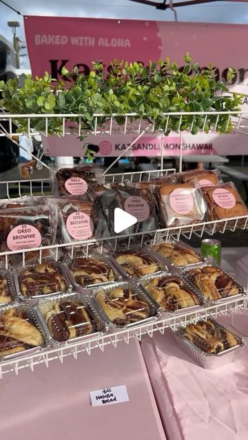 Cookie Popup Display, Pop Up Shop Display Ideas Baked Goods, Dessert Stall Ideas, Bakery Farmers Market Set Up, Pop Up Bakery Stand, Food Small Business Ideas, Baking Pop Up Shop Ideas, Cake Vendor Booth Display Ideas, Cookie Market Display