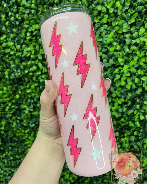 Cute Tumblr Cup Designs, Glitter Tumbler Designs, Pink Epoxy Tumbler, Girl Tumbler Cup Ideas, Peekaboo Glitter Tumbler, Fun Tumbler Ideas, Girly Tumbler Cups, Pink Glitter Tumbler Ideas, Tumbler Cups Sublimation