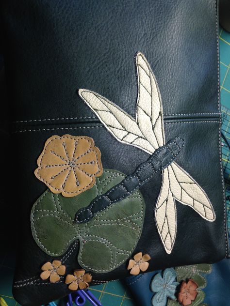 Leather Applique Ideas, Bags Drawing, Leather Craft Projects, Drawing Bag, Applique Quilting, Craft Bags, Leather Flowers, Leather Bags Handmade, Fashion Sewing