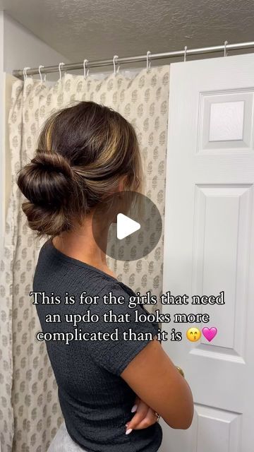 Ashton Carter 🍓 on Instagram: "Am I obsessed with messy buns? Yes! This one is great because you can dress her up or down for more or less formal occasions 😍🎀 comment if you want to try this one!   Easy hairstyles, mom hair, quick updo, messy bun, hairstyle inspo #momhair #hairstyleinspo #messybuntutorial #quickhairstyles #easyhairtutorial" Updo Hairstyles Everyday, Messy Buns For Medium Length Hair, Quick Easy Updos For Medium Hair, Cute Messy Buns Step By Step, Messy Bun For Work, Easy Mom Hair, Messy Bun For Long Thick Hair, Easy Messy Buns For Long Hair, Low Messy Bun Tutorial