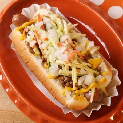 This recipe combines creamy coleslaw and smoky chili to create the perfect hot dog. Chili Hotdogs, Baked Corn Dogs, American Hot Dogs, Hot Dog Chili, Burger Dogs, Creamy Coleslaw, Chili Dogs, Hot Dog Recipes, Slider Recipes