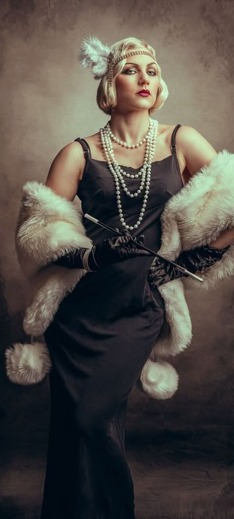 1920s Formal Wear, Roaring 20s Photoshoot Ideas, 1930s Rich Woman, 1920s Old Hollywood Glamour, Roaring 20s Outfit Ideas, Flapper Inspired Outfit, Great Gatsby Prom Outfit, Casino Theme Prom Dress, 20s Aesthetic Fashion