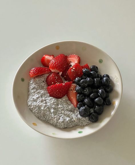 Whole Food Diet, Healthy Food Dishes, Chia Seed Pudding, Healthy Food Motivation, Food Is Fuel, Good Healthy Recipes, Healthy Snacks Recipes, Clean Recipes, Creative Food