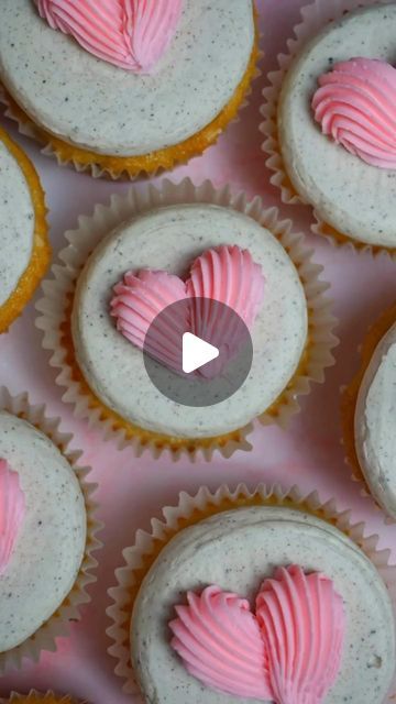 Steph Carr on Instagram: "Simple and cute Valentine’s Day cupcake decorating idea!! Flat top buttercream hack with tiny piped pink buttercream hearts 💕  #cupcakes #buttercream #oreo #oreocupcakes #cupcakedesign #cupcakedecorating #valentinesday #heartcupcakes" How To Bake Flat Cupcakes, Cupcakes With Hearts On Top, Valentine’s Day Cupcake Flavors, Flat Buttercream Cupcakes, Heart Cupcakes Ideas, Pink And Purple Cupcake Ideas, Flat Frosting Cupcakes, Valentine Cupcake Decorating Ideas, Simple Cupcake Decorating Ideas