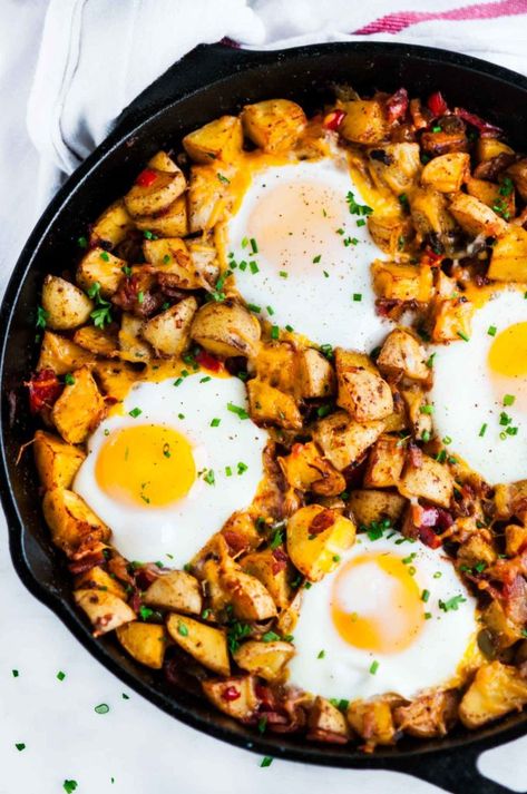 Skillet Potato and Egg Hash recipe - All in one potato and baked egg hash done in a cast iron skillet, complete with bacon and cheese! Iron Skillet Breakfast, Corned Beef Recipes Crock Pot, Egg And Potato, Pasta Aglio E Olio, Egg Skillet, Hash Recipe, Skillet Potatoes, Iron Skillet Recipes, Bacon Potato