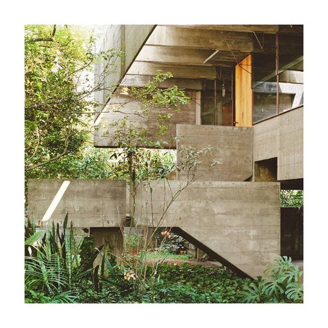 Casa Butantã, Paulo Mendes da Rocha Brutalist House, Brutalism Architecture, Woodworking Shows, Concrete Facade, Concrete Architecture, Woodworking Business, San Paolo, Concrete House, Brutalist Architecture