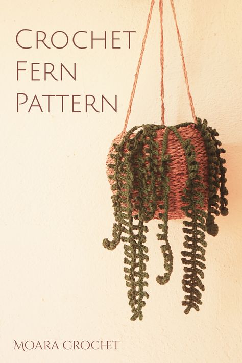 Crochet Fern Pattern - Step by Step tutorial with Moara Crochet Learn how to make you own forever crochet plant with this easy step by step tutorial including written pattern and a Youtube tutorial. Visit Moara Crochet for many more free crochet patterns. #crochetfern #freecrochetleaf #crochetleaf #crochetplant Fern Crochet Pattern Free, Crochet Plants Pattern, Cottagecore Crochet Decor, Crochet Fern Pattern, Plant Crochet Pattern Free, Crochet Vines And Leaves Pattern, Crochet Leaves Free Pattern, Crochet Plants Free Pattern, Crochet Fern