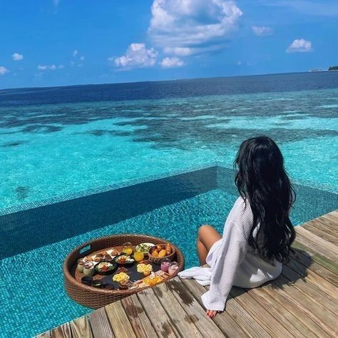 Floating Breakfast In Pool, Floating Breakfast Photoshoot, Floating Breakfast Maldives, Maldives Pictures Ideas, Maldives Instagram Pictures, Maldives Poses, Maldives Pics, Maldives Photo Ideas, Maldives Style