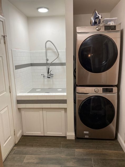 Laundry Room Closet Ideas, Room Closet Ideas, Laundry Room Utility Sink, Laundry Room Makeover Ideas, Washer Dryer Laundry Room, Laundry Room Decor Ideas, Small Utility Room, Stylish Laundry Room, Dog Washing Station