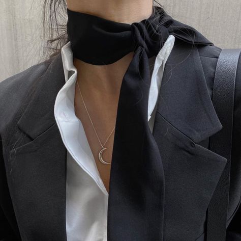 Neck Scarf Aesthetic, Outfits With Scarf, Scarf Aesthetic, Scarf Outfit, Modest Fashion Outfits, Neck Scarf, Clothing Hacks, Autumn Outfit, Mode Fashion