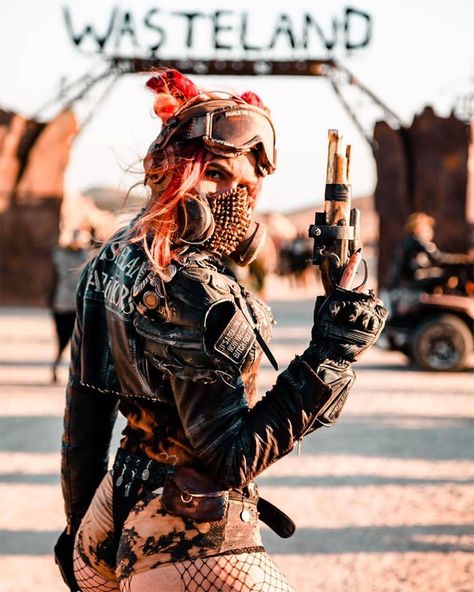 30 Apocalyptic Pics From The 'Wasteland Weekend' Where Costumes Are Mandatory Wasteland Outfit, Post Apocalyptic Girl, Mad Max Film, Apocalypse Costume, Burning Man Style, Mad Max Costume, Chicas Punk Rock, Moda Steampunk, Wasteland Warrior