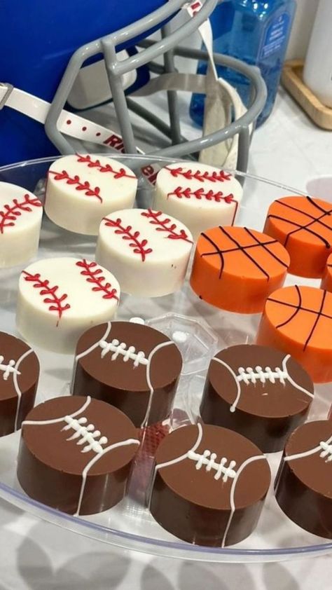 Football Treats Ideas, Thank You Cake Pops, Football Treats For Party, Chocolate Cake Pop Design, Football Baked Goods, Sports Cake Pops, Oreo Puck Ideas, Benty Cake Puck, Oreo Cookie Pucks