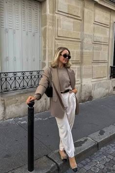 Trousers Outfit Fall, Blazer Work Outfit, Beige Trousers Outfit, Cute Office Outfits, Aesthetic Overalls Outfit, Pullovers Outfit, Denim Jacket Outfit, Skandinavian Fashion, Winter Fashion Outfits Casual