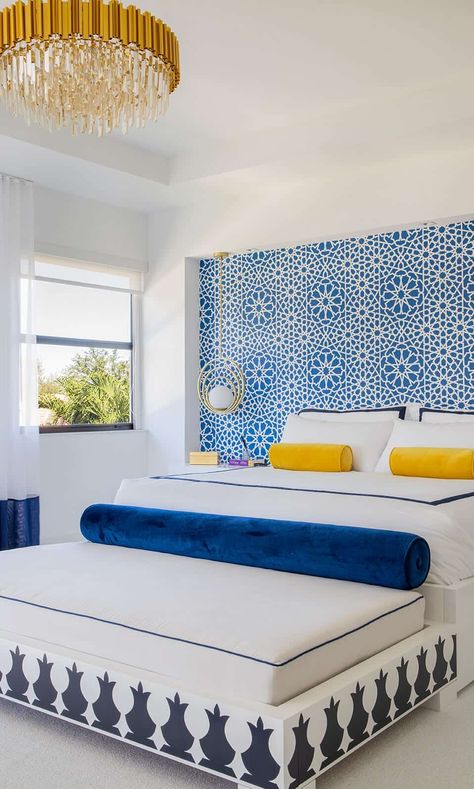 Bed Without Headboard, Colorful Bedroom Decor, Minimalist Bedroom Decor, Big Bedrooms, Headboard Wall, Large Bedroom, Minimalist Bedroom, Bedroom Colors, Blue And Yellow