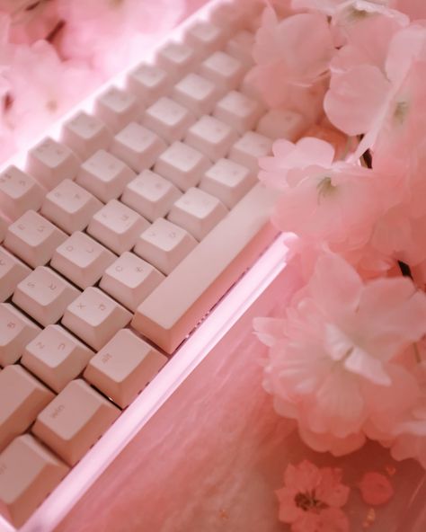 Pink Gaming Aesthetic, Gaming Pink Aesthetic, Pink Video Game Aesthetic, Pink Gamer Girl Aesthetic, Pink Gaming Computer, Pink Gaming Keyboard, Pc Room, Kawaii Cups, Pc Setup