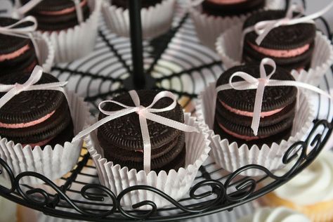 Cookies in cupcake papers Oreo Display, Easter Dessert Table, Cookie Display, Peter Cottontail, Cookie Party, Oreo Cookie, Paper Cupcake, Easter Dessert, Easter Brunch