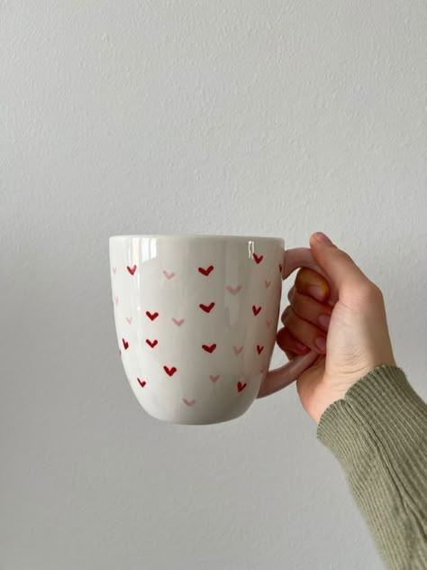 Diy Coffee Mug Painting Ideas, Pottery Painting Ideas Heart, Pottery Painting Hearts, Pottery Painting Inspo Mug, Heart Pottery Painting, Color Me Mine Ideas Mugs, Pottery Mug Painting, Creative Space Keramik Ideas, Pottery Painting Mug Ideas