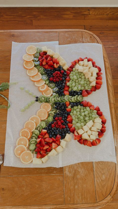 Veggie Tray Designs, Butterfly Fruit Platter, Easter Fruit Platter, Spring Fruit Tray, Easter Fruit Tray, Fruit Boards, Fruits Platter, Butterfly Fruit, Easter Fruit