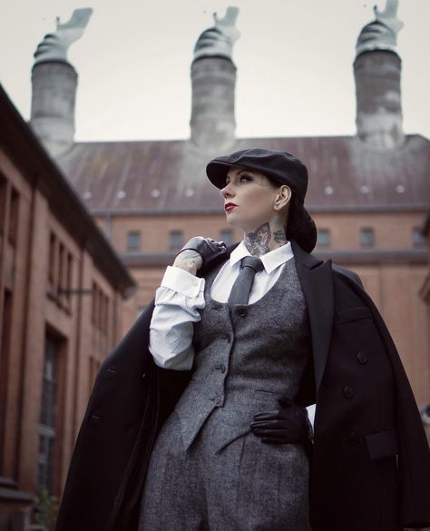 Dapper Style Women, Female Peaky Blinders, Female Mob Boss Aesthetic, Peaky Blinders Style Women, Mafia Boss Woman, Vintage Detective Aesthetic, Mob Boss Costume, 1920s Detective, Mafia Boss Outfit