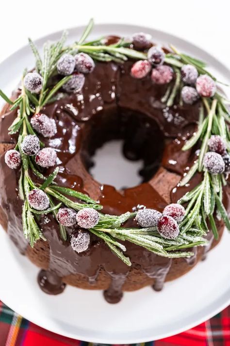 Christmas Chocolate Bundt Cake with Chocolate Frosting - Arina Photography Chocolate Winter Cake, Decorate Bundt Cake Ideas, Christmas Chocolate Bundt Cake, Chocolate Cake Christmas Decoration, Christmas Chocolate Cake Recipes, Red Velvet Wreath Cake, Christmas Bundt Cake Decoration, Bundt Birthday Cake, Decorated Bundt Cakes