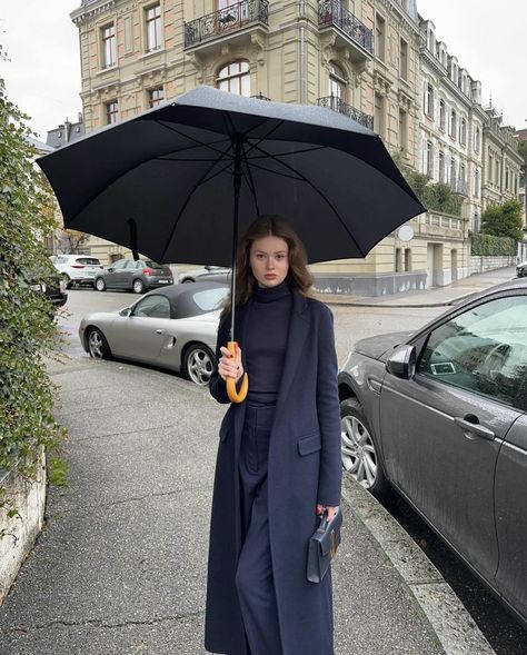 coat, turtleneck, clutch, umbrella, chic, simple Female Office Outfits, Blue Trousers Outfit, Blue Outfit Winter, Navy Blue Outfit, Old Money Fashion, Female Office, Money Fashion, Look Formal, Corporate Outfits