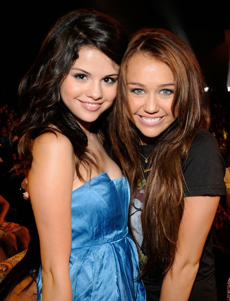 Selena Gomez and Miley Cyrus Selena Gomez Miley Cyrus, Wizards Of Waverly, Selena Gomez Pictures, Teen Choice Awards, Disney Shows, Nick Jonas, World Music, Demi Lovato, Famous Celebrities