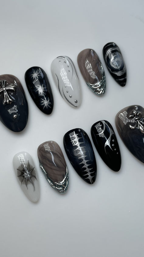 Silver chrome nails, Chrome gel polish, chrome nail art, grunge nails, dark nail inspo, black and white nails, silver nail art Metallic Nail Art Designs, Milky Nail Art, Mirror Nails Design, Nail Art Grunge, Dark Nails Designs, Futuristic Nail Art, Nail Art Dark, Drawing Mirror, Nail Inspo Unique