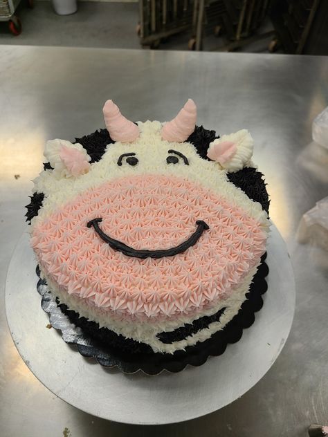 Cows Cake Ideas, Cow Face Cake Ideas, Cute Cow Cake Ideas, Simple Cow Cake Ideas, Cow Shaped Cake, Cow Cake Diy, Cow Bday Cake, Buttercream Cow Cake, Cow Cake Buttercream