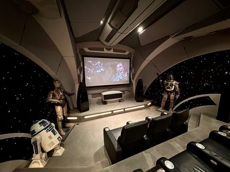 Star Wars Theater Room, Star Wars Media Room, Star Wars House, Star Wars Basement, Theater Pictures, Rich Person, Entertainment Rooms, Disney House, Movie Theater Rooms