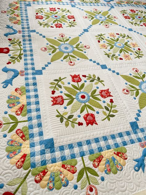 Embellished Quilts Ideas, Applique Borders For Quilts, A Quilting Life, Applique Quilt, Appliqué Quilts, Flower Quilt Patterns, Dresden Plate Quilts, Quilting Frames, Spring Quilts